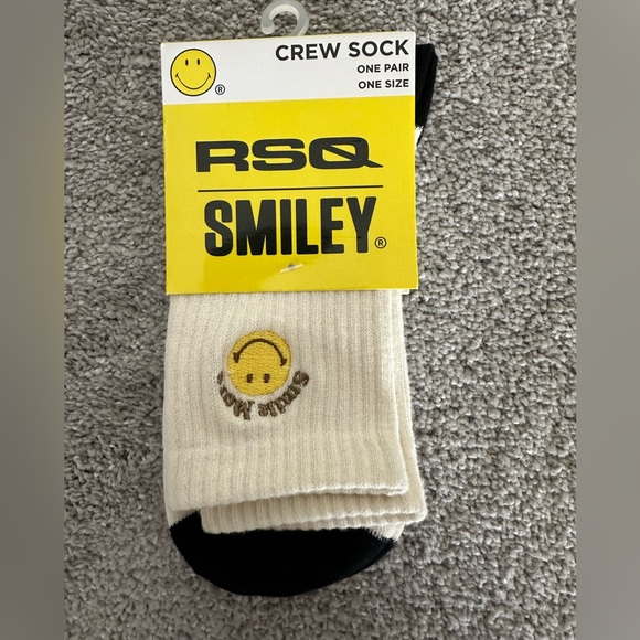 Tilly's Other - NWT smiley, crew socks